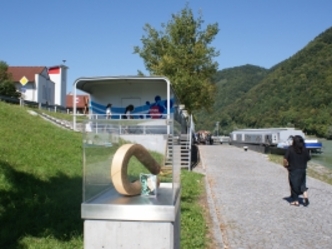 Donau-Atelier mit Schauk\u00e4sten