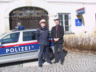 Polizeiinspektor mit B\u00fcrgermeister