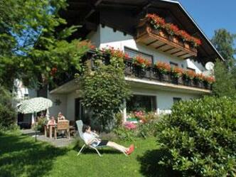 Hausansicht mit Garten u. Terrasse