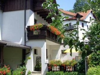 Hausansicht mit Garten