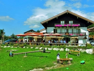 Hausansicht mit Spielplatz