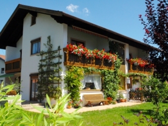 Hausansicht im Sommer