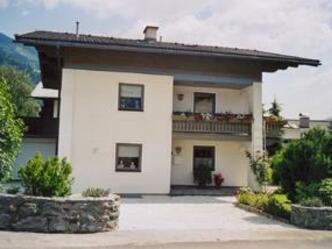 Hausbild Sommer Seitenansicht