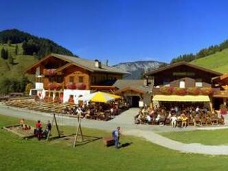 Die Stöcklalm beherbergt eine eigene Käserei und Bäckerei mit Holzofen, sowie die Stöcklalm-Hütte. 