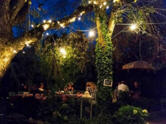 Biergarten &quot;Am Bergl&#039;a&quot; am Abend