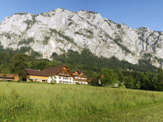 Schlafzimmer Fewo Eisenau mit Zugang zum Balkon Haslbauer