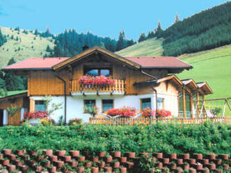 Das Haus ist in herrlich-sonniger Südlage an einem leichtem Hang erbaut.