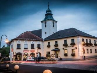 Außenansicht bei Nacht