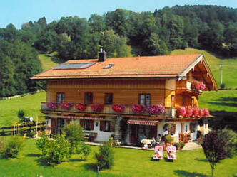 großer Garten mit Sonnenterrasse