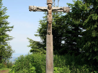 Inzell-Stoißeralm: Gipfelkreuz - geschafft ! Links im Hintergrund der Chiemsee