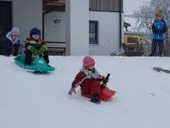 Rodelhänge neben dem Friedhof