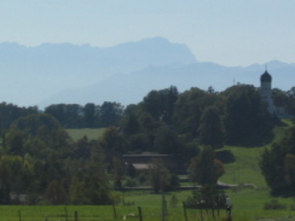Die Kirche Holzhausen mit Alpenpanorama.