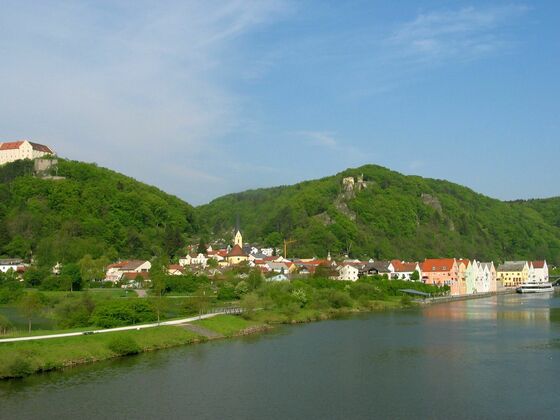 Blick auf Riedenburg mit Rosenburg und den Burgruinen Rabenstein und Tachenstein