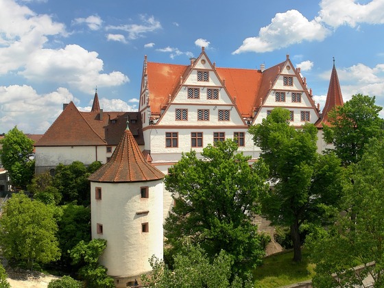 Panoramablick auf das Schloss Ratibor mit seinen Türmen und grünen Bäumen in Roth.