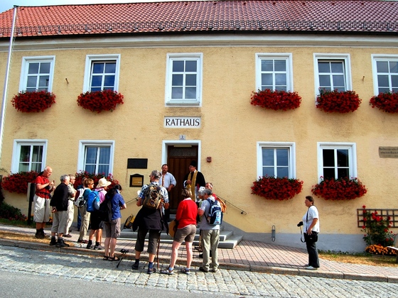 auch hier ein Besuch im Rathaus vor dem Abmarsch
