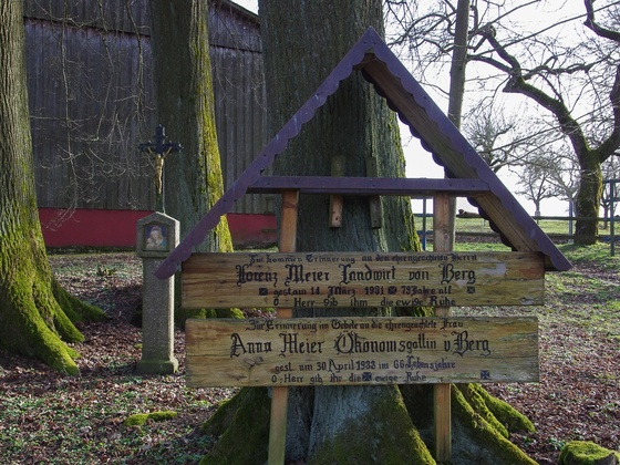 Granitstele in Berg