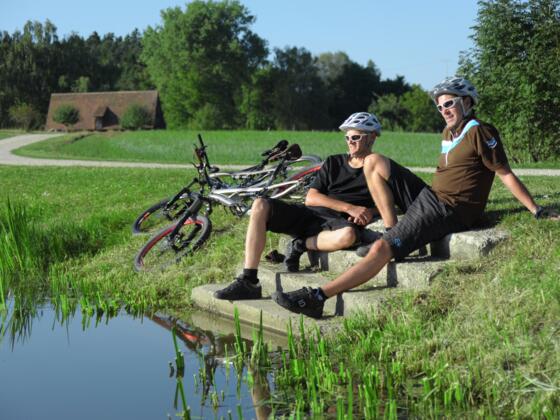 Radler am Weiher