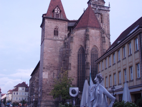 Ansbach, St. Johannes, "Mann mit Koffer" von Kurt Laurenz Metzler (2002)