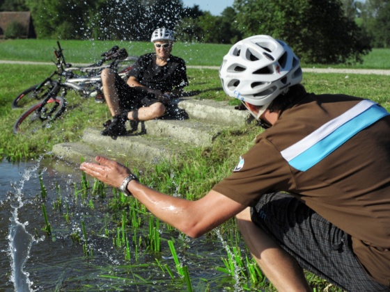 Radfahrer am Weiher