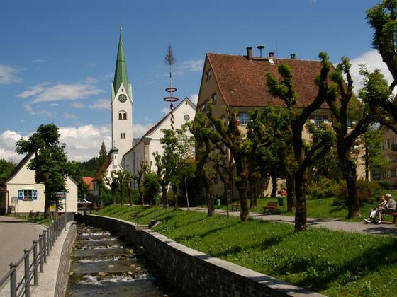 Das idyllische Bild vor der Kirche in Weiler
