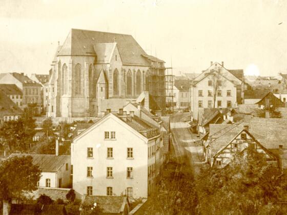 Die Marienkirche während der Bauzeit, in der Mitte der Lorenzsteig, vorn rechts das Kantorat der Lorenzkirche
