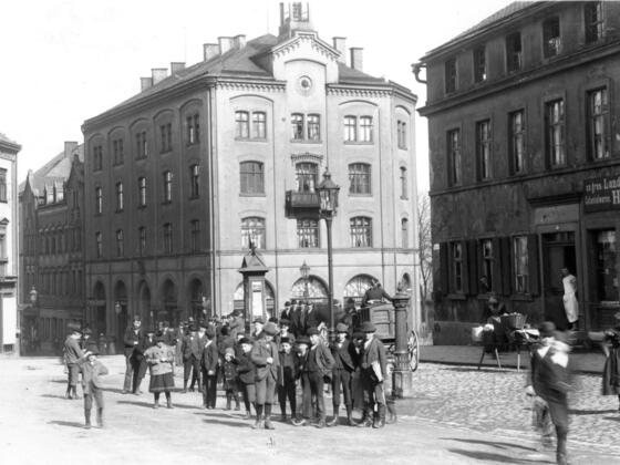 Der Obere Torplatz mit dem Aktienhaus um 1890