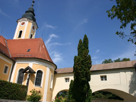Kirche und die Brauerei in Adldorf.