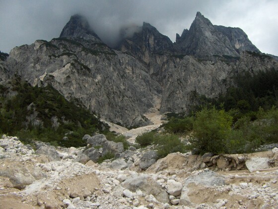 Ein gewaltiger Felssturz schuf eine schroffe Landschaft.