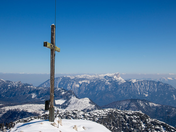 Gipfelkreuz auf dem Edelweißlahner mit Untersberg im Hintergrund.
