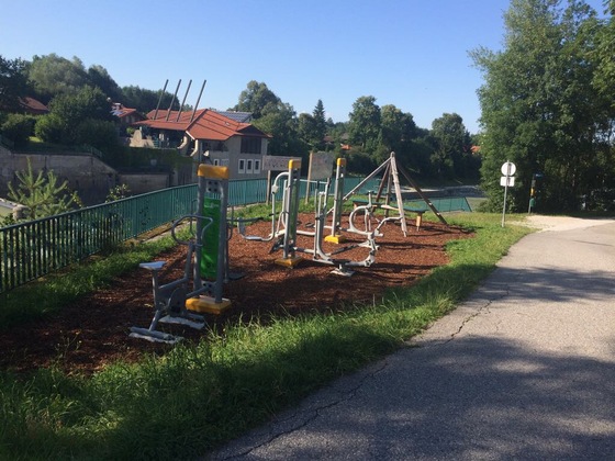 Fitnessgeräte an der Laufstrecke