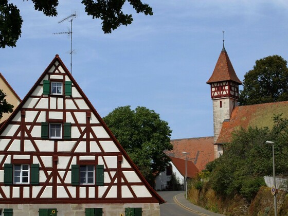 Kirche mit Fachwerk-Turm in Penzenhofen