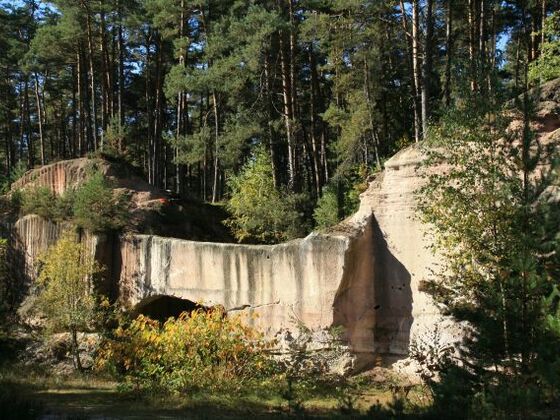 Ansicht auf die Steinbrüche auf dem Wanderweg "Steinbruchweg".