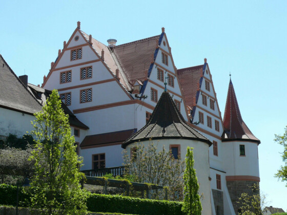 Blick auf das Schloss RAtibor in Roth mit grünen Hecken im Vordergrund.