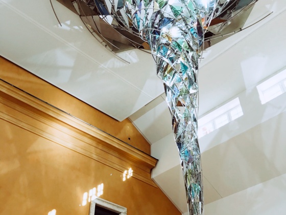 Glaswirbel im Foyer des Lenbachhauses
