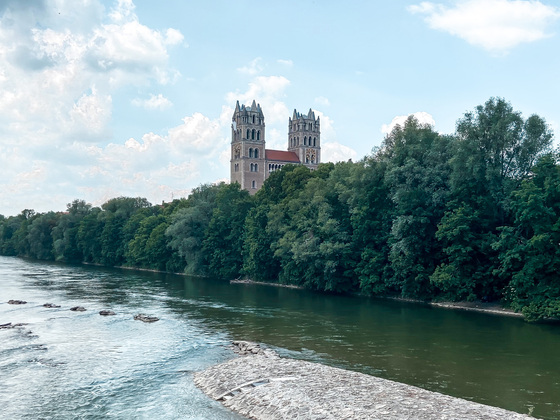 Blick von der Reichenbachbrücke auf die Pfarrkirche 