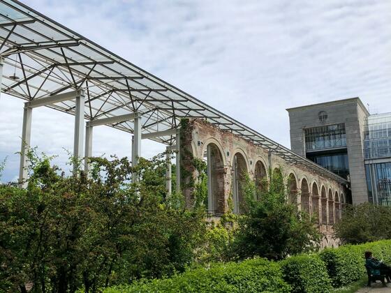 Das bewachsende Hofgartenbrunnwerk als Anbau an die bayerische Staatskanzlei