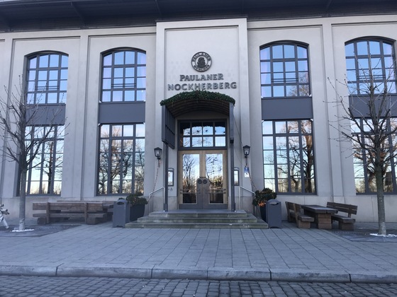 Blick auf den Eingang vom Paulaner am Nockherberg