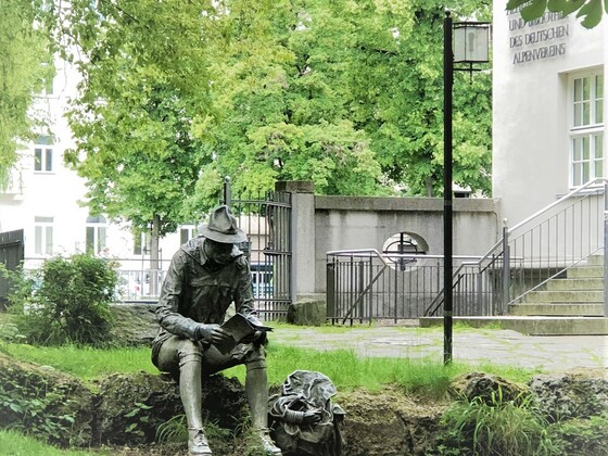 Die Statue des Wanderers rastet ebenfalls im Museumsgarten