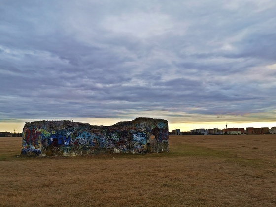 Die Münchner Panzermauer mit Blick auf die Skyline der Dülferstraße