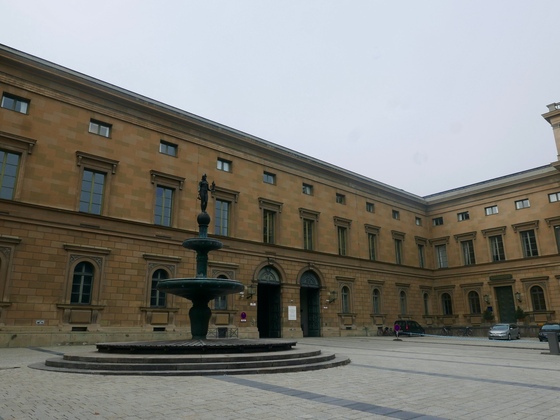 Zugang zum Brunnenhof