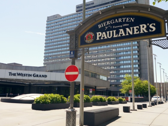 Eingang Paulaner Wirtshaus im The Westin Grand