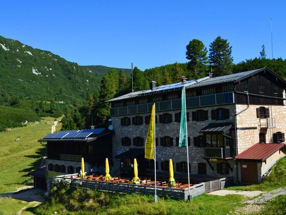 Die Neue Traunsteiner Hütte auf der Reiter Alm