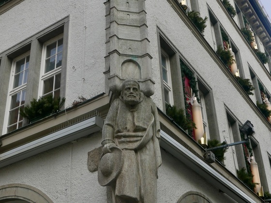 Skulptur des Goldschmieds mit dem schönen Turm auf seinen Schultern