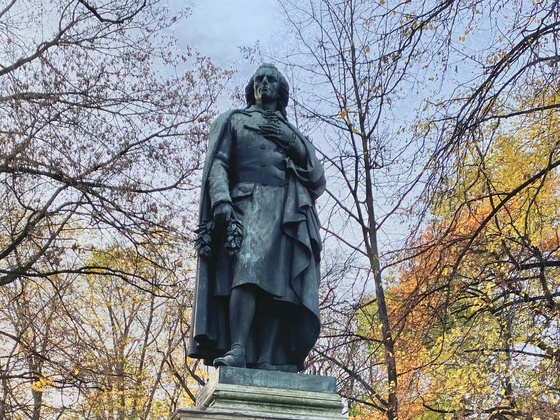 Schillerdenkmal - Bronzestatue