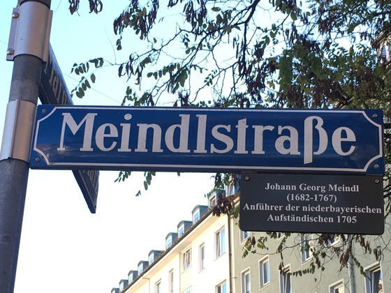 Straßenschild Meindlstraße mit Zusatztafel