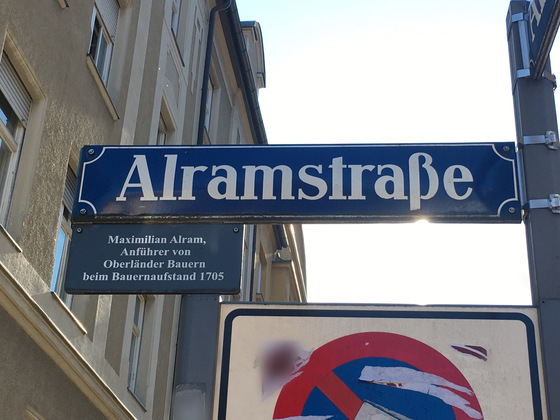 Das Straßenschild der Alramstraße in München
