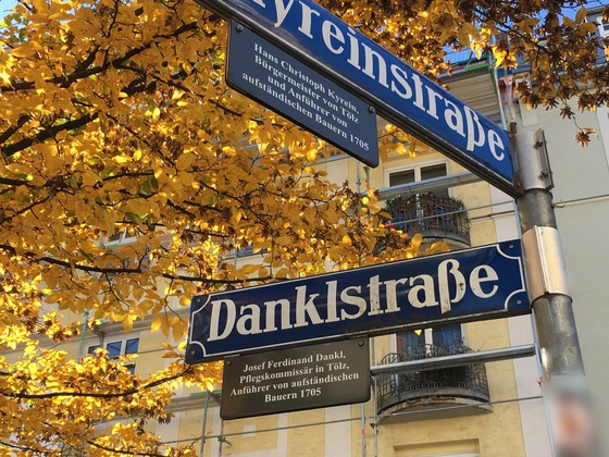Die Straßenschilder der Kyrein- und Danklstraße in München