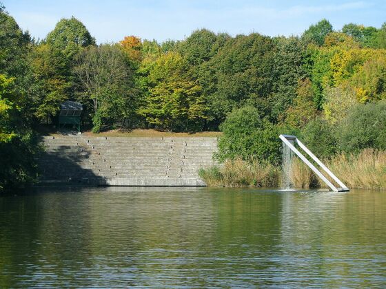 Westpark München; Seebühne am Westsee und Skulptur „Wasserwand“ von Alf Lechner.
