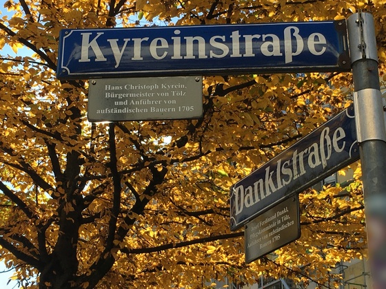 Die Straßenschilder der Kyrein- und Danklstraße mit Zusatztafeln in München