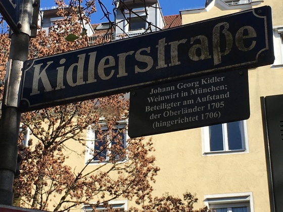 Das Straßenschild der Kidlerstraße in München
